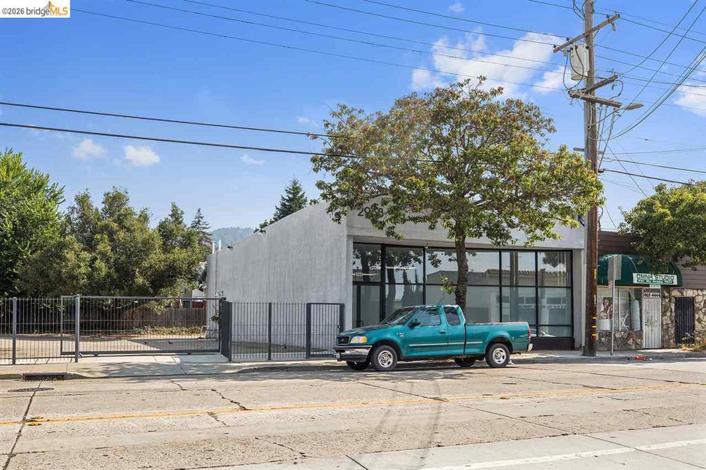 2968 Macarthur Blvd Property Photo 2