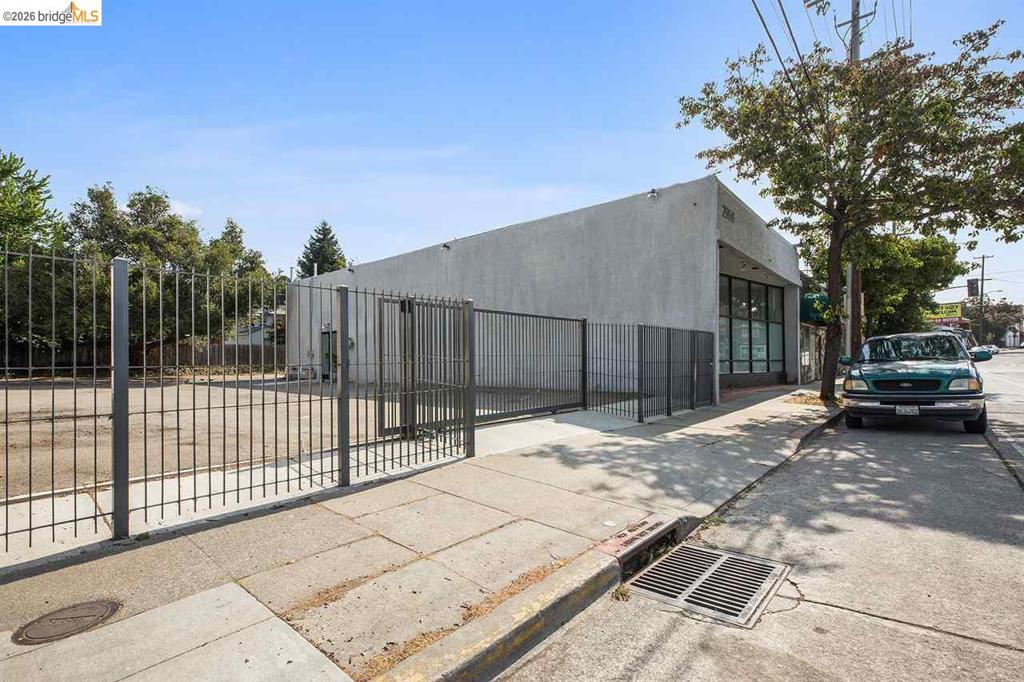 2968 Macarthur Blvd Property Photo 3