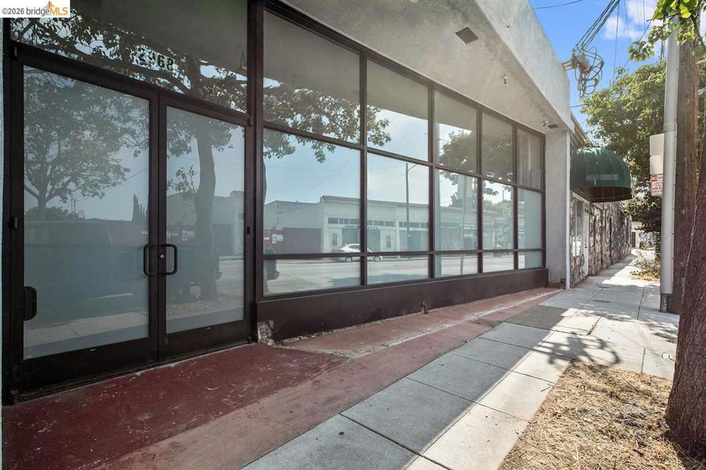 2968 Macarthur Blvd Property Photo 4