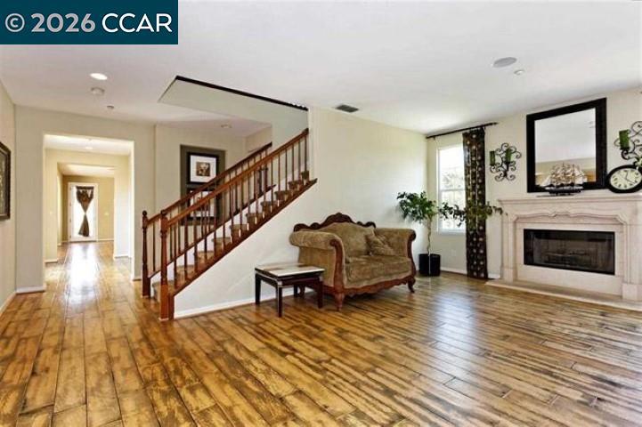 2377 Boulder St Property Photo 4
