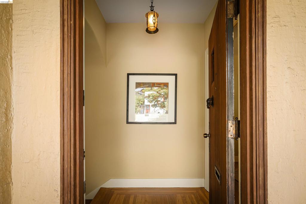 1564 Beverly Pl Property Photo 8