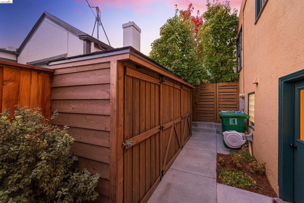 1564 Beverly Pl Property Photo 41