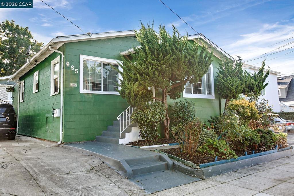 985 39 Street Property Photo 2