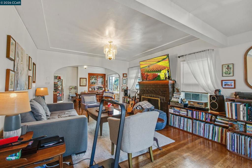 985 39 Street Property Photo 4
