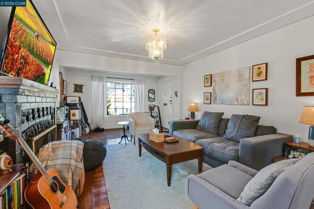 985 39 Street Property Photo 5