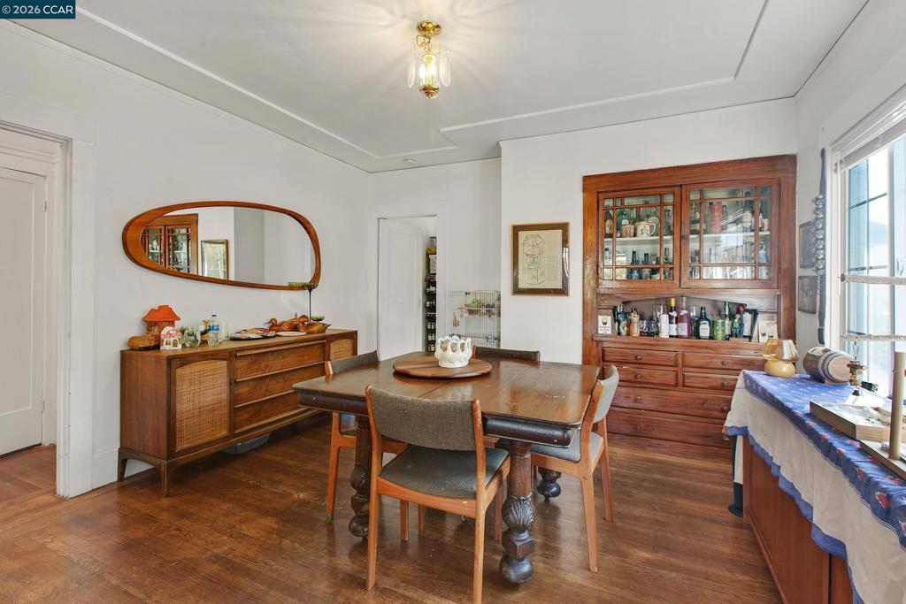 985 39 Street Property Photo 7