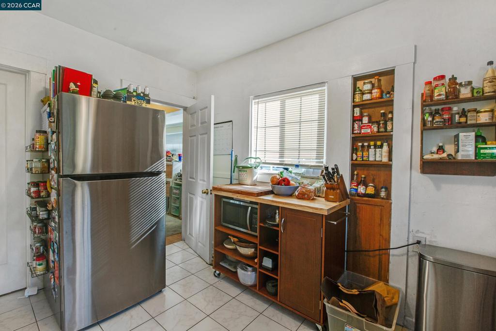 985 39 Street Property Photo 9
