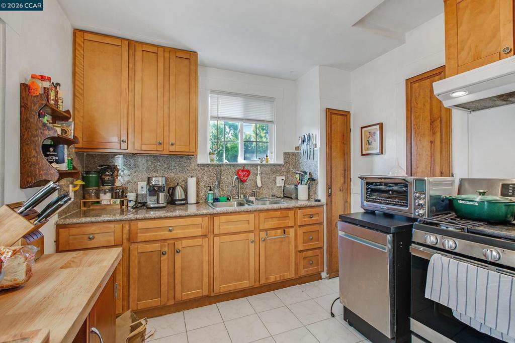 985 39 Street Property Photo 10