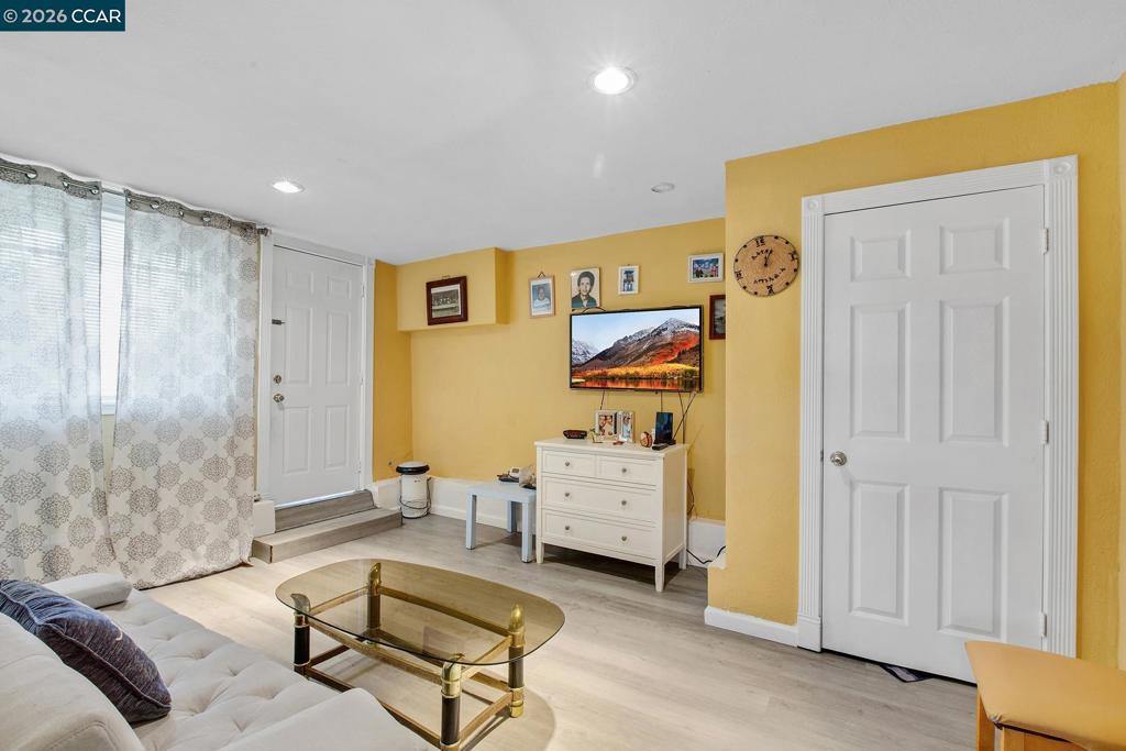 985 39 Street Property Photo 15
