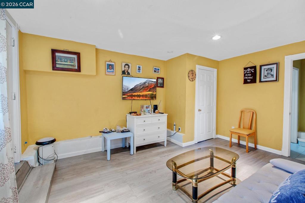 985 39 Street Property Photo 16
