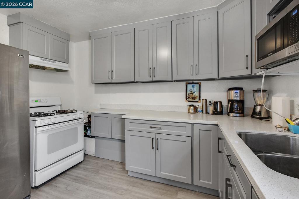 985 39 Street Property Photo 17