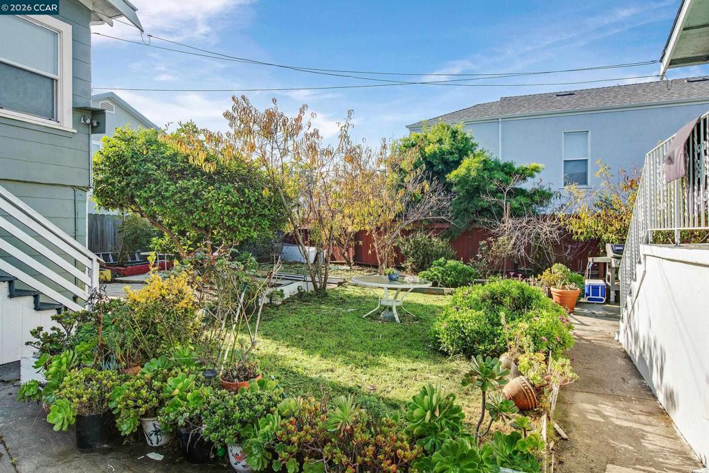985 39 Street Property Photo 24