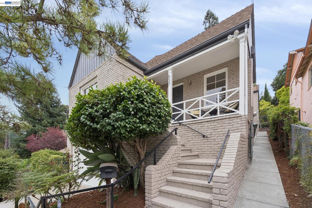 637 Boulevard Way Property Photo 2