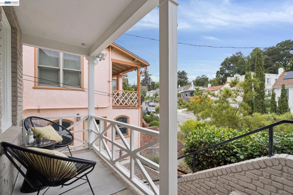637 Boulevard Way Property Photo 3