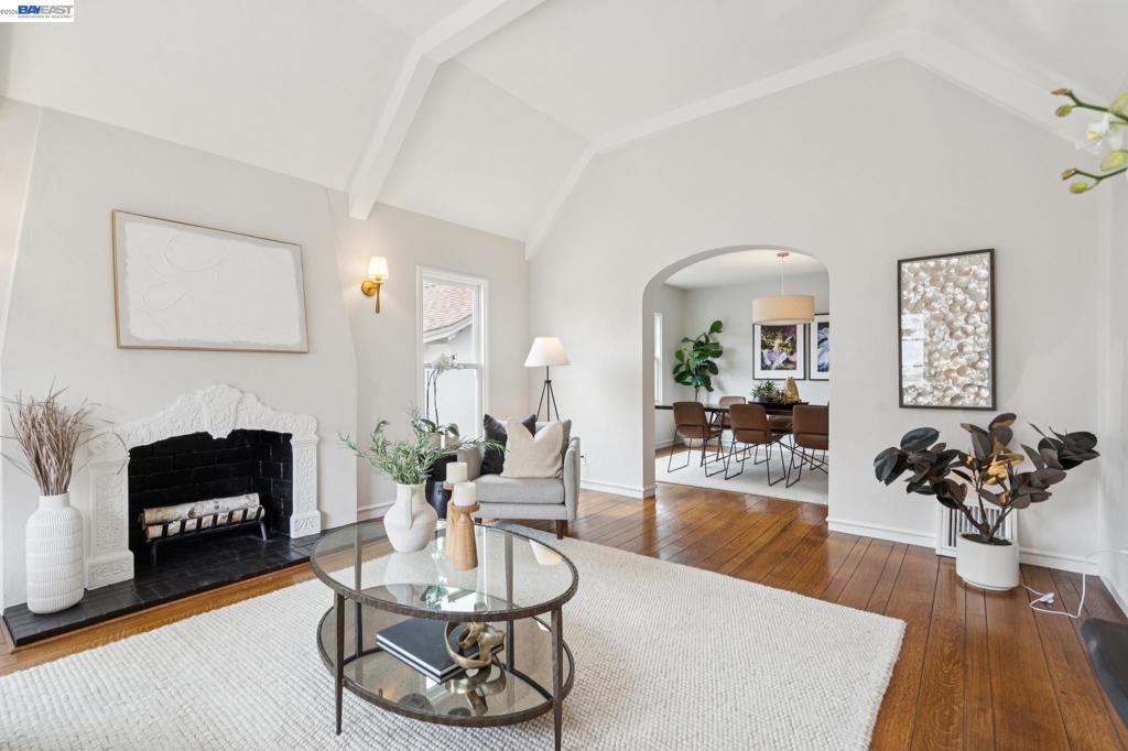 637 Boulevard Way Property Photo 8
