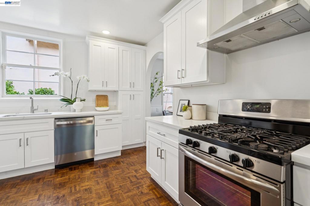 637 Boulevard Way Property Photo 13