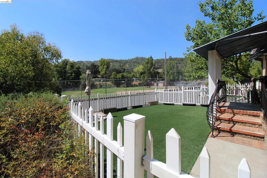600 Woods Creek Dr Property Photo 2