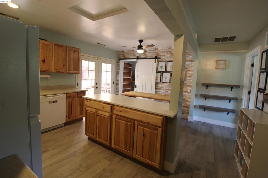 600 Woods Creek Dr Property Photo 17