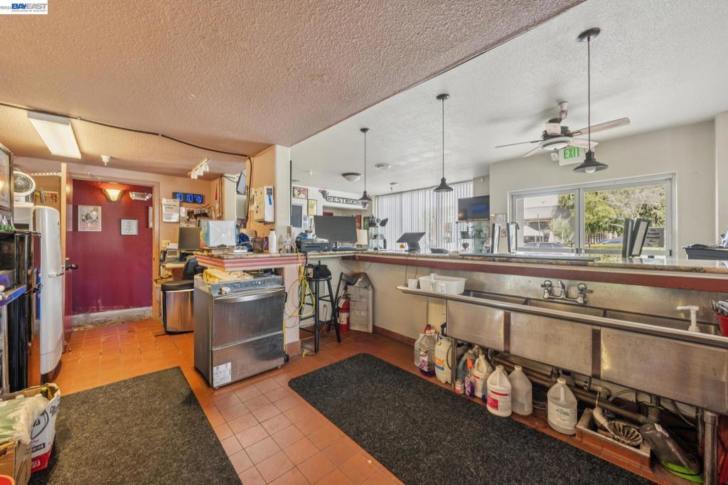 636 Ward St Property Photo 16