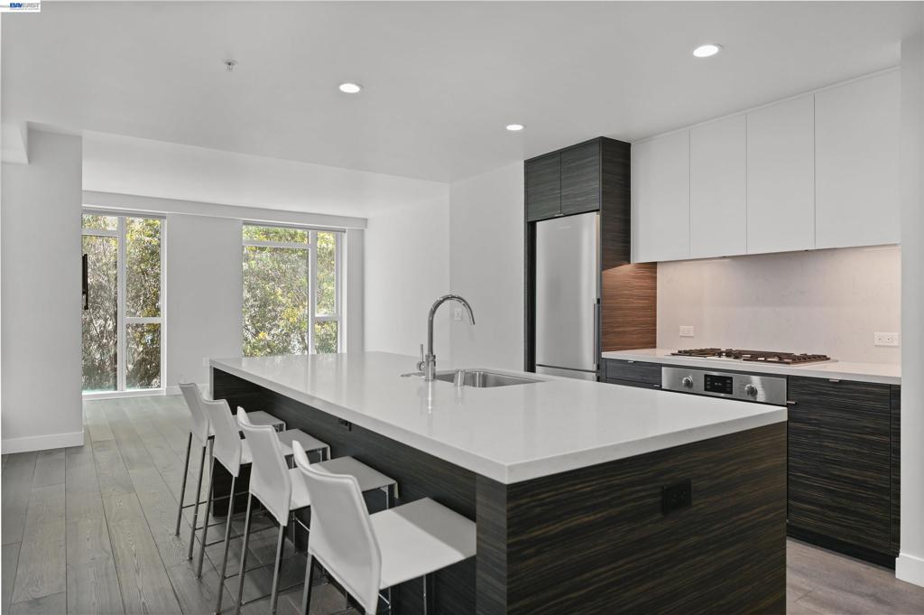 1688 Pine St W506 Property Photo 3