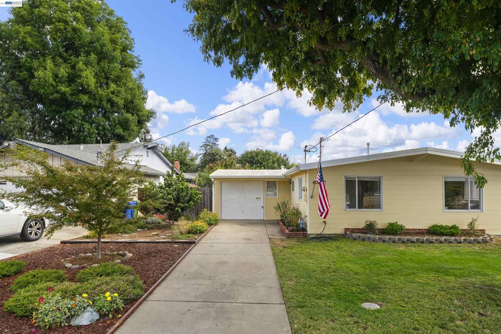 40302 Condon St Property Photo 2