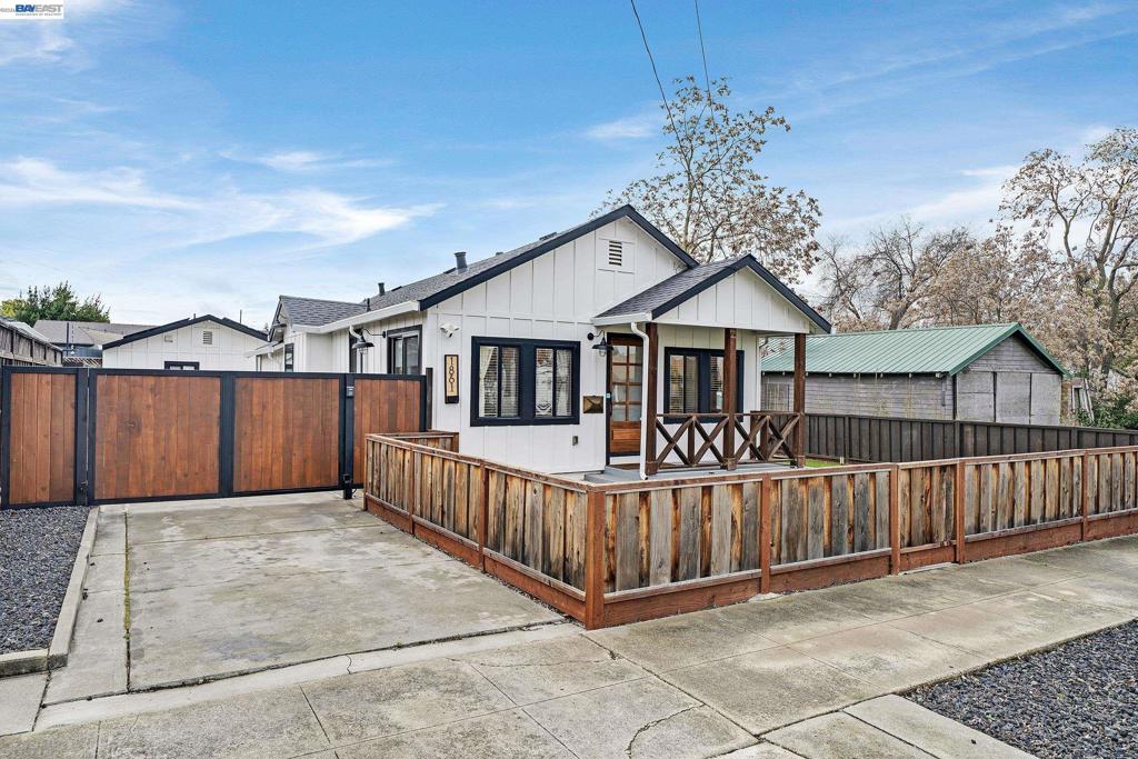 1861 Linden St Property Photo 3