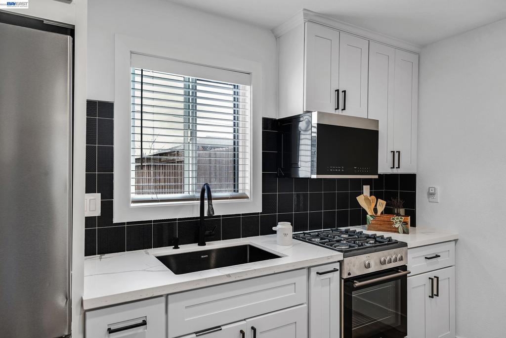 1861 Linden St Property Photo 25