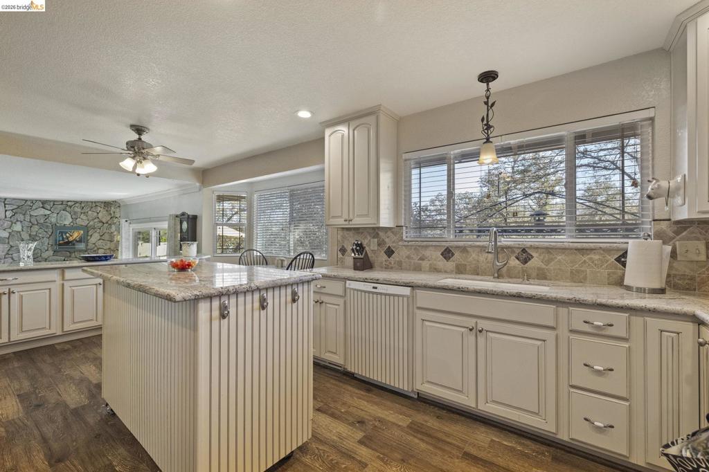 14201 Hillview Ct Property Photo 3