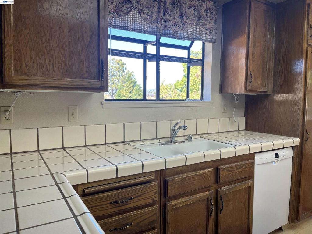 2510 Galleon Pl Property Photo 11