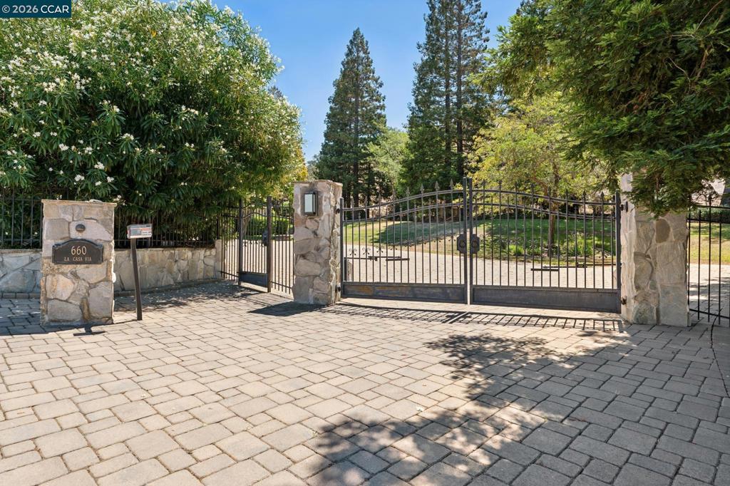 660 La Casa Via Property Photo 1