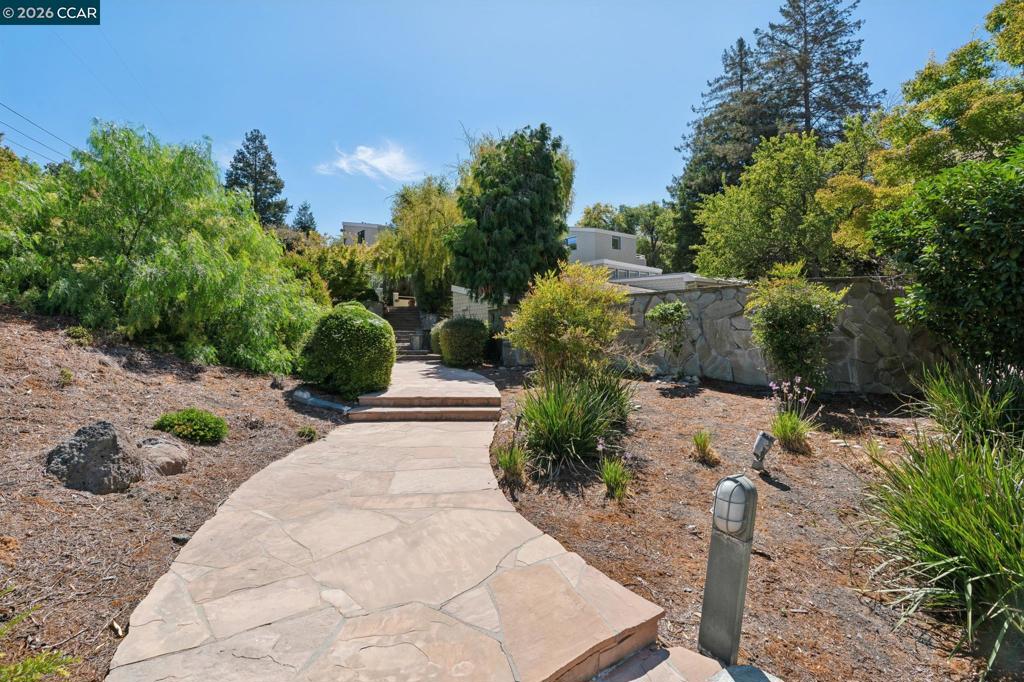 660 La Casa Via Property Photo 2