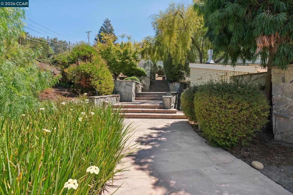660 La Casa Via Property Photo 3