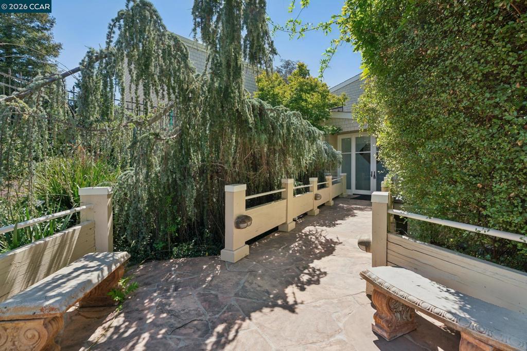 660 La Casa Via Property Photo 4