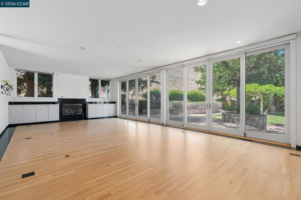 660 La Casa Via Property Photo 8