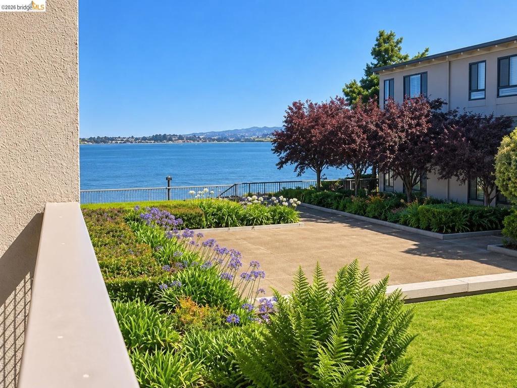 8 Commodore Dr C359 Property Photo 2