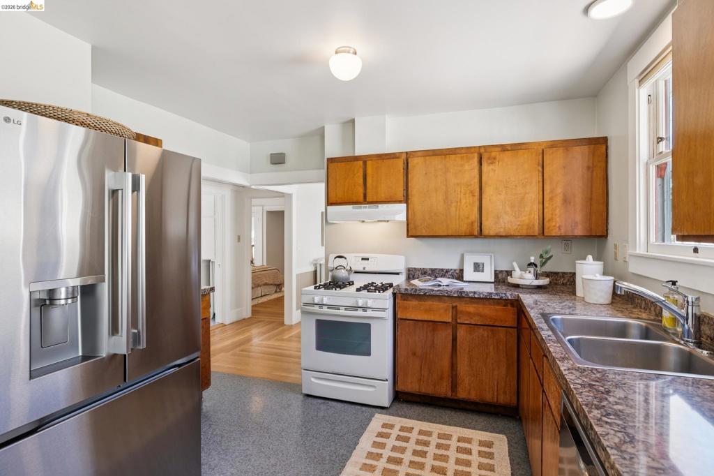 3027 Regent St Property Photo 17