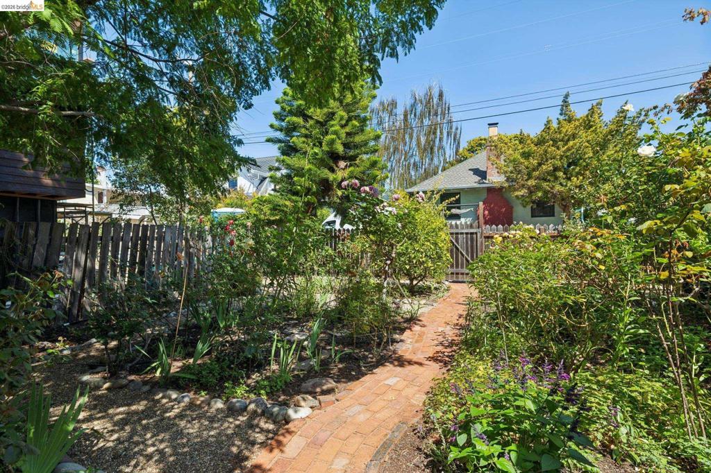 3027 Regent St Property Photo 39
