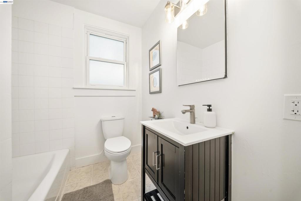 542 Adams St Property Photo 14
