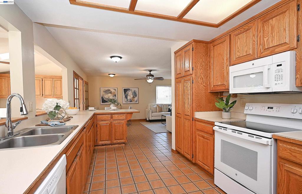 3585 Deer Park Ct Property Photo 6