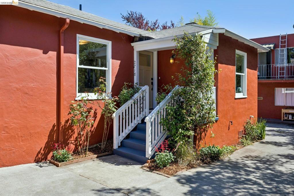 2218 Parker St Property Photo 4