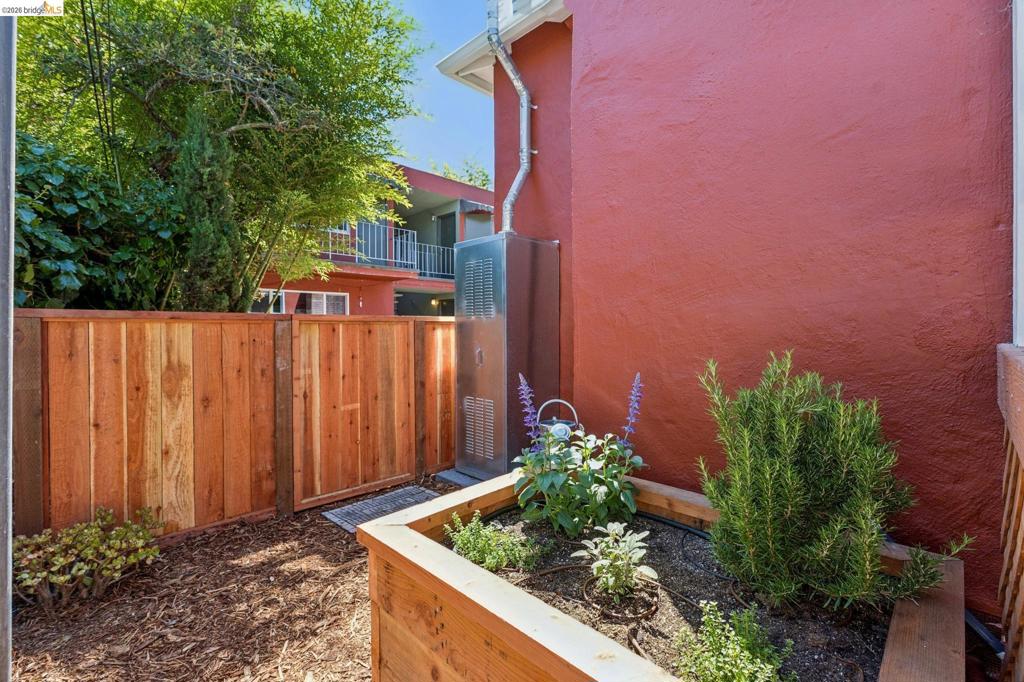 2218 Parker St Property Photo 27