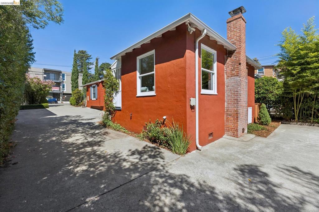 2218 Parker St Property Photo 29