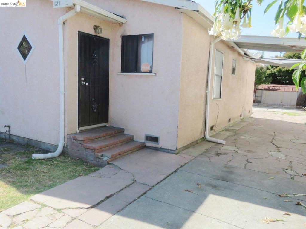1027 76th Ave Property Photo 2