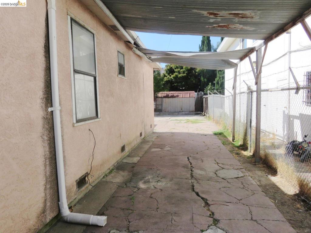 1027 76th Ave Property Photo 3