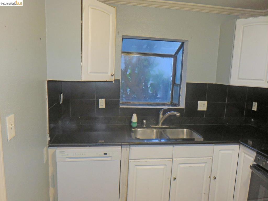 1027 76th Ave Property Photo 4
