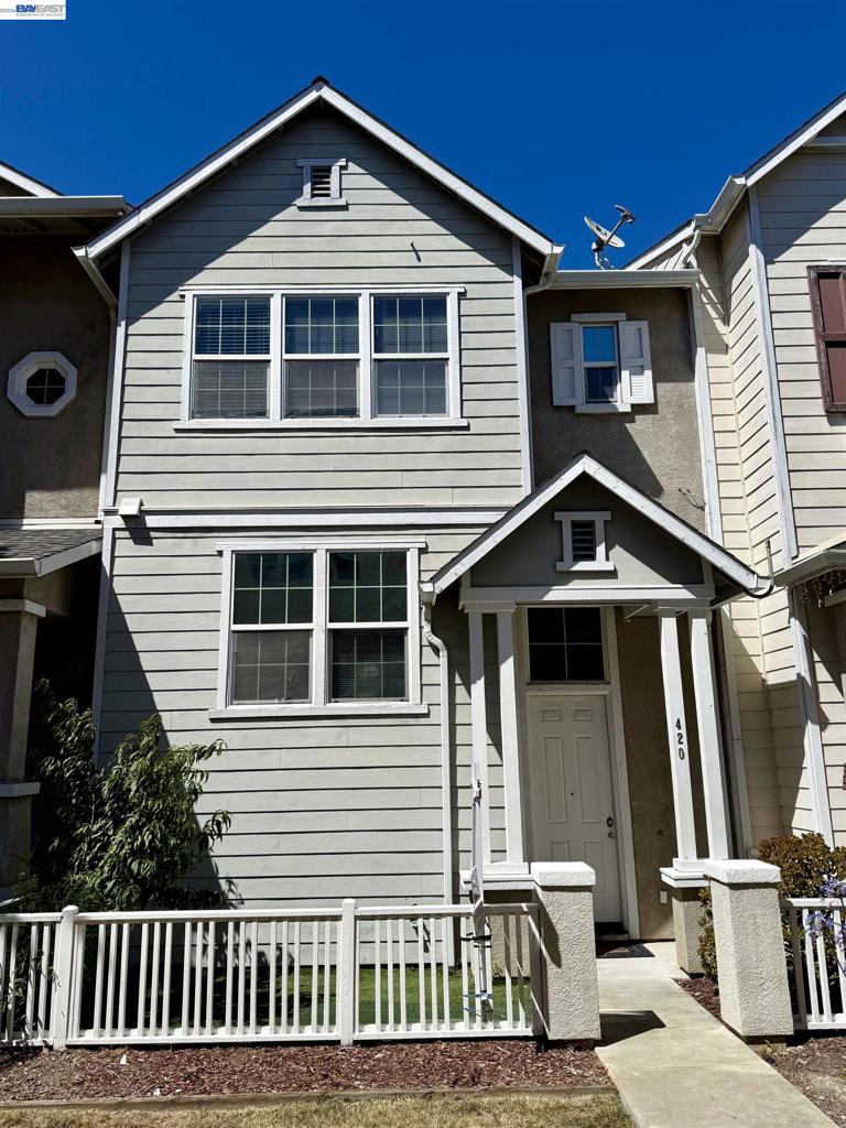 420 Summer Ln Property Photo 1
