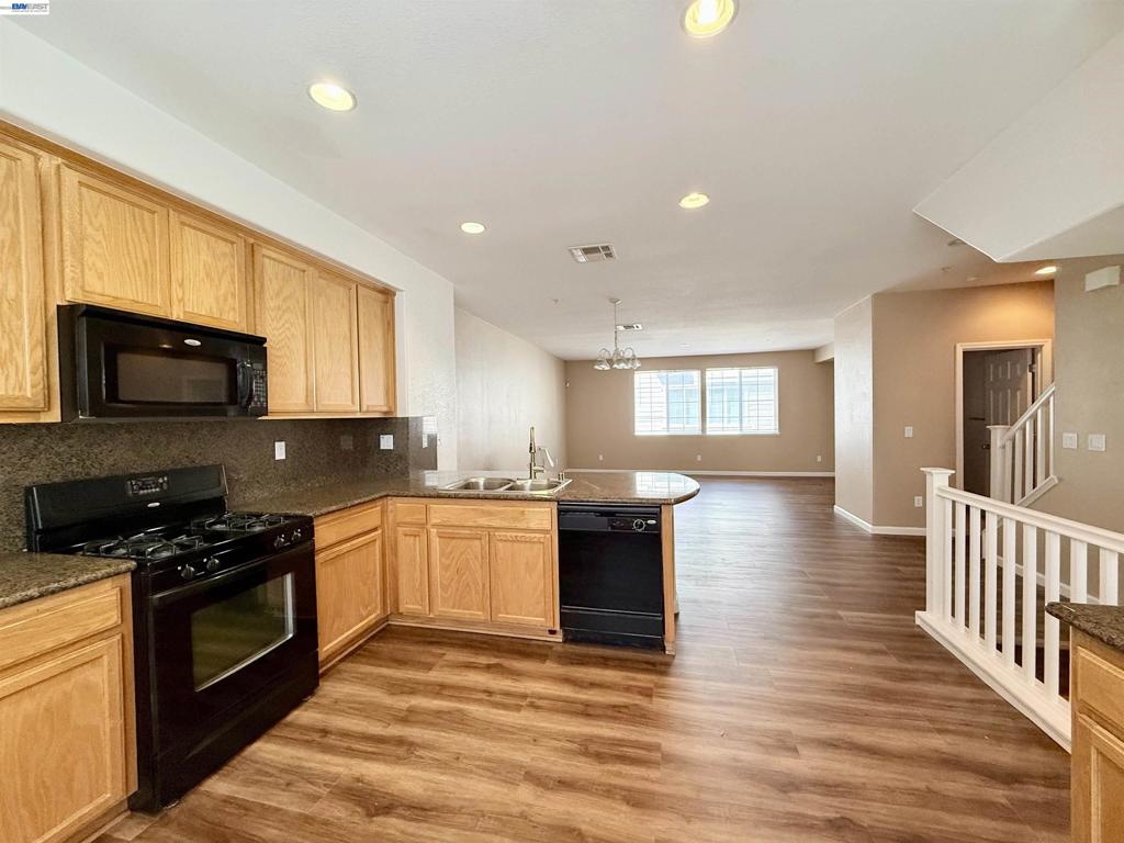 420 Summer Ln Property Photo 2
