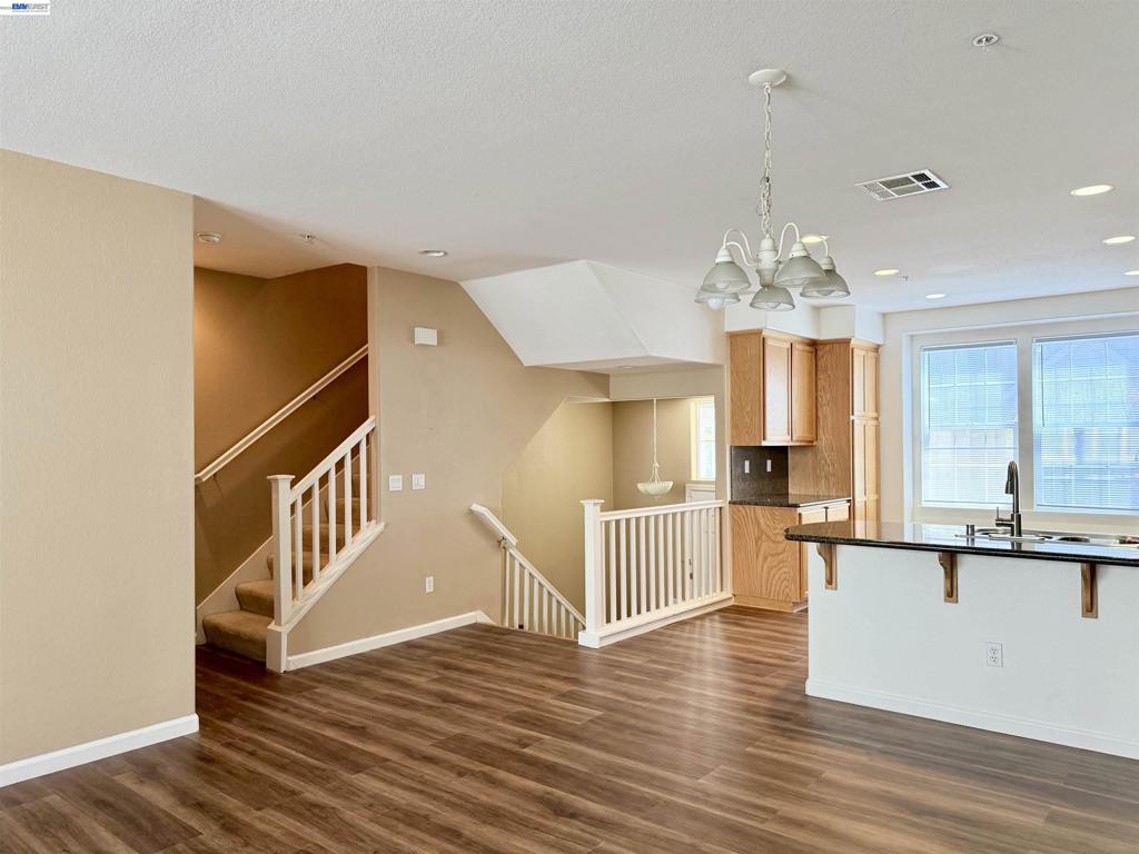 420 Summer Ln Property Photo 3