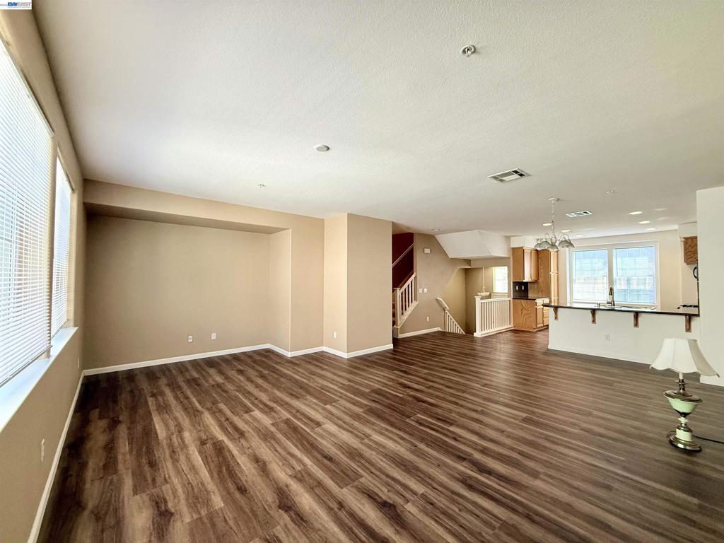 420 Summer Ln Property Photo 4