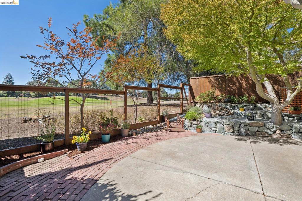 345 Kinross Dr. Property Photo 19